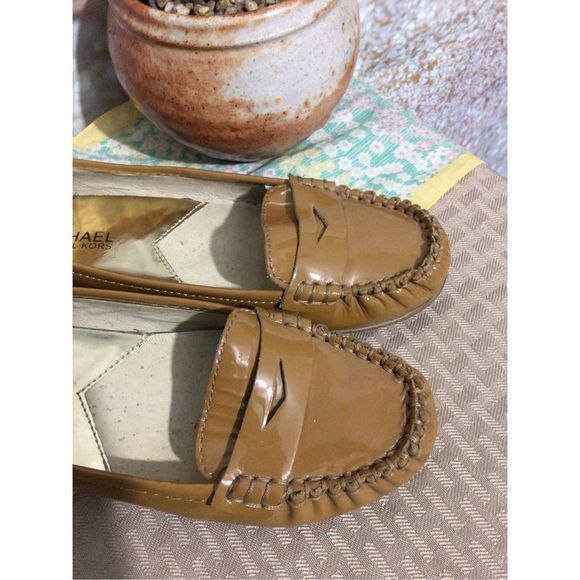 Michael Kors Patent Leather Tan Penny Loafers Size 6 M ~ Cute! 🎀🛍️ - Picture 6 of 12